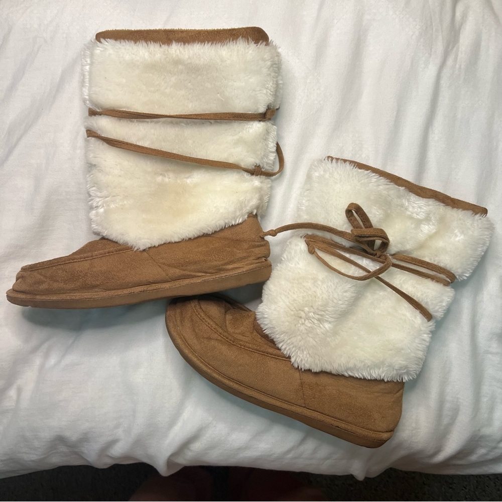 Joe Boxer Tan and White Winter Boot Slippers Size 9/10